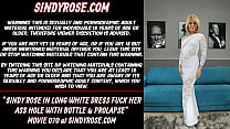 Sindy Rose con un vestido blanco largo se folla el culo con botella y prolapso