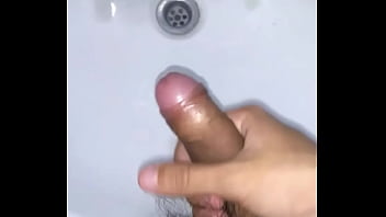 Se masturba rico en su baño