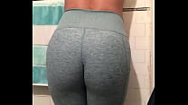 Hot big sexy ass in green yoga pants