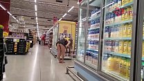 Кристина Алмейда во второй раз хвастается в супермаркете в округе Сан-Паулу, а ее муж тайно снимает видео.