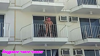 Una bella coppia inizia a scopare sul balcone dell'hotel ad Acapulco, la cameriera se ne accorge e non gli dice niente