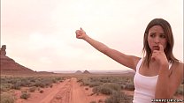 Atado autoestopista anal jugado en desierto