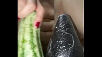 Die Schlampe gibt sich nicht nur mit Gummi zufrieden, sie liebt es, ihren Schwanz in einer großen, dicken Zucchini zu zerschlagen, bis ihre Arschkante locker ist