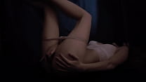 Prestazione erotica seducente. Bellissima modella con webcam artistica fa una masturbazione orgasmica affettuosa.