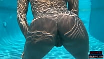 La modelo MILF de ébano Ana Foxxx se sumerge desnuda en una gran piscina y se ve tan caliente