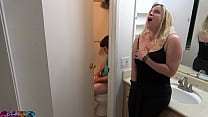 सौतेली माँ ने उसे बाथरूम में हस्तमैथुन करते हुए पकड़ा और उसे चोदा