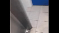 Jogo de urina no banheiro público