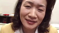 Japanische Hausfrau, die leckeren Boom tut