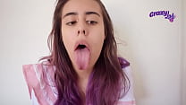 Jolie fille fait ahegao avec sa langue