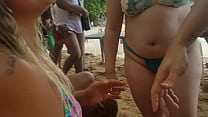 Actrice porno s'exhibant et s'offrant aux baigneurs à Guarujá Brésil