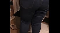 El gran culo de mi esposa bajándose los pantalones