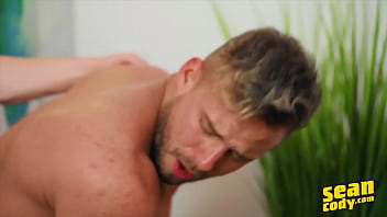 (Robbie) traite Josh avec un soin du visage après une baise dure - Sean Cody
