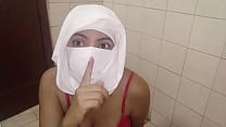 Verdadeira mãe árabe muçulmana esguichando em hijabi se masturba buceta cremosa e mostrando peitos grandes Haram