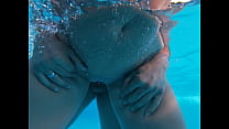 baise Daniela Evans dans une piscine privée