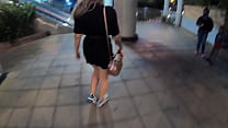 Sara Blonde caminando por el centro comercial en Bucaramanga con el lovense lush activado