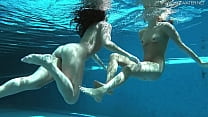 ジェシカとリンゼイはプールで裸で泳ぐ