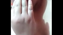Fette Schlampe masturbiert und saugt an ihren Fingern.