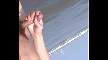 Обнаженное селфи на пляже