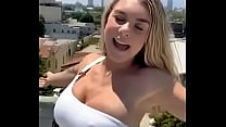 jeune fille aux gros seins presque surprise dans une masturbation publique risquée sur les toits