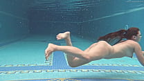 Sazan Cheharda et nage nue sous l'eau