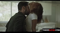 Beau-père baise une jeune fille noire