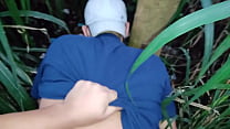 Verheirateter Mann gibt seinen Arsch, während es im Busch dunkel wird