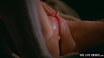 Impresionante rubia empapada en sudor mientras se masturba hasta el orgasmo