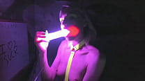 Kelly Copperfield Deepthroats LED leuchtender Dildo vor der Webcam