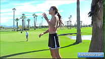 キューティーブルネットの若いアマチュアアドリアがゴルフコースで裸になり、彼女のセクシーな体を明らかにする