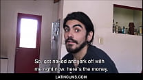 Étalon latino aux cheveux longs et droits baisé par un colocataire gay pour de l'argent et un loyer gratuit POV