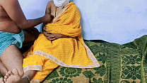 Sary de cor amarela na esposa sexy de Desi