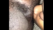Африканская девушка ест мужчину, целует задницу