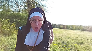 Diese Nonne bekommt ihren Arsch mit Sperma gefüllt bevor sie in die Kirche geht !!