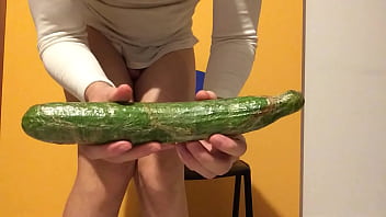 30 Zentimeter lange Gurke für meinen sehr sehr hungrigen Arsch!