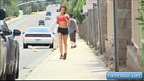 La sexy teen mora amatoriale Anyah va a fare jogging e mostra le sue tette naturali in luoghi pubblici