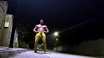 Мускулистый мужчина в спандексе дрочит на улице