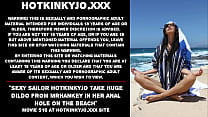 Sexy Sailor Hotkinkyjo prend un énorme gode de mrhankey dans son trou anal sur la plage