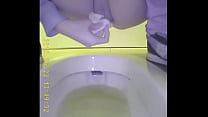 Asiatico teen pipì in servizi igienici 3