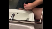 In einer öffentlichen Toilette gelangweilt