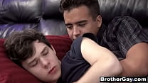 Il fratellastro più anziano mi sveglia per il sesso gay