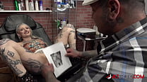 River Dawn Ink succhia il cazzo dopo il suo nuovo tatuaggio sulla figa