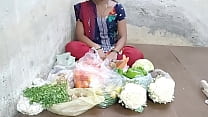 La ragazza Desi ha rimproverato un compratore di verdure che vendeva verdure