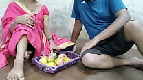 Hermano follado dándole dinero al vendedor de mango