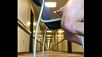 Рискованная мастурбация в коридоре