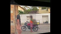 Une femme coquine a reçu le livreur d'eau totalement nu à la porte de sa maison Praia de Pipa (RN) Luana Kazaki