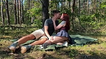 العامة زوجين ممارسة الجنس في نزهة في حديقة
