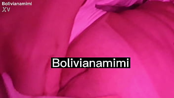En dix heures de voyage, je n'ai plus supporté la luxure et je me suis masturbé dans la salle de bain de l'avion jusqu'à ce que je m'amuse et fasse des giclées Venez le voir sur bolivianamimi.tv