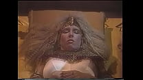 Grand prêtre expérimenté du dieu Osiris, le souverain de l'autre côté, appelle son porteur à rendre l'âme perdue de la belle reine égyptienne (Victoria Paris)