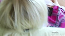 blondinka krasotka s malenʹkimi ʹkami ublažaet seba iz ružʹa v lubitelʹskom video
