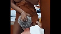 Travesti de Ribeirão humilhando cliente no motelzinho barato - fetiche humilhação